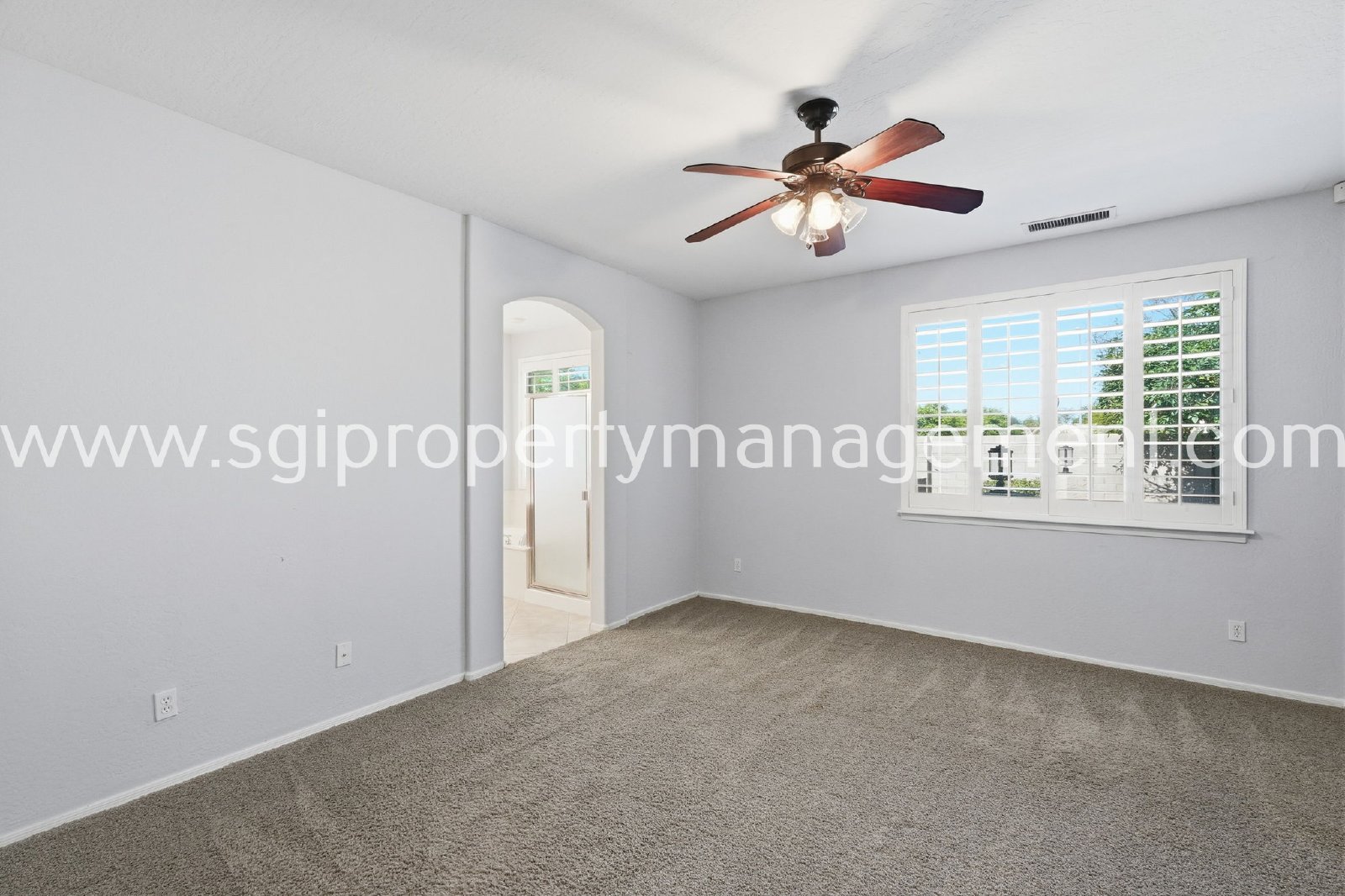 Peoria home with 3 car garage property image