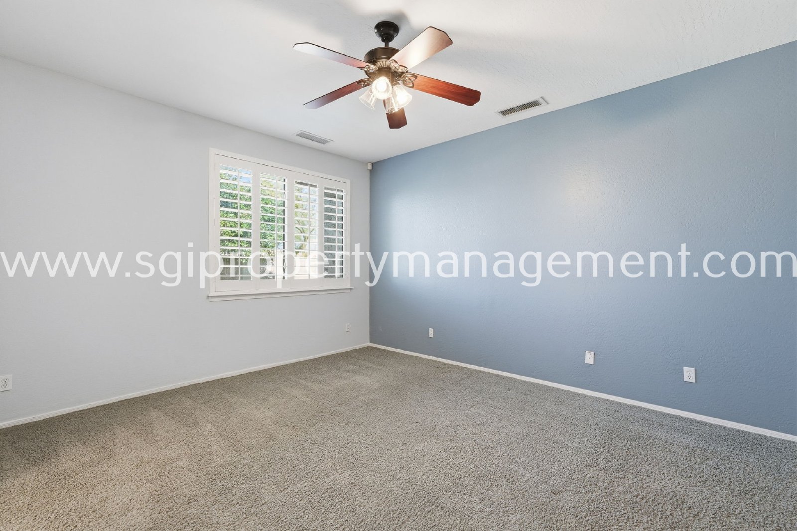 Peoria home with 3 car garage property image