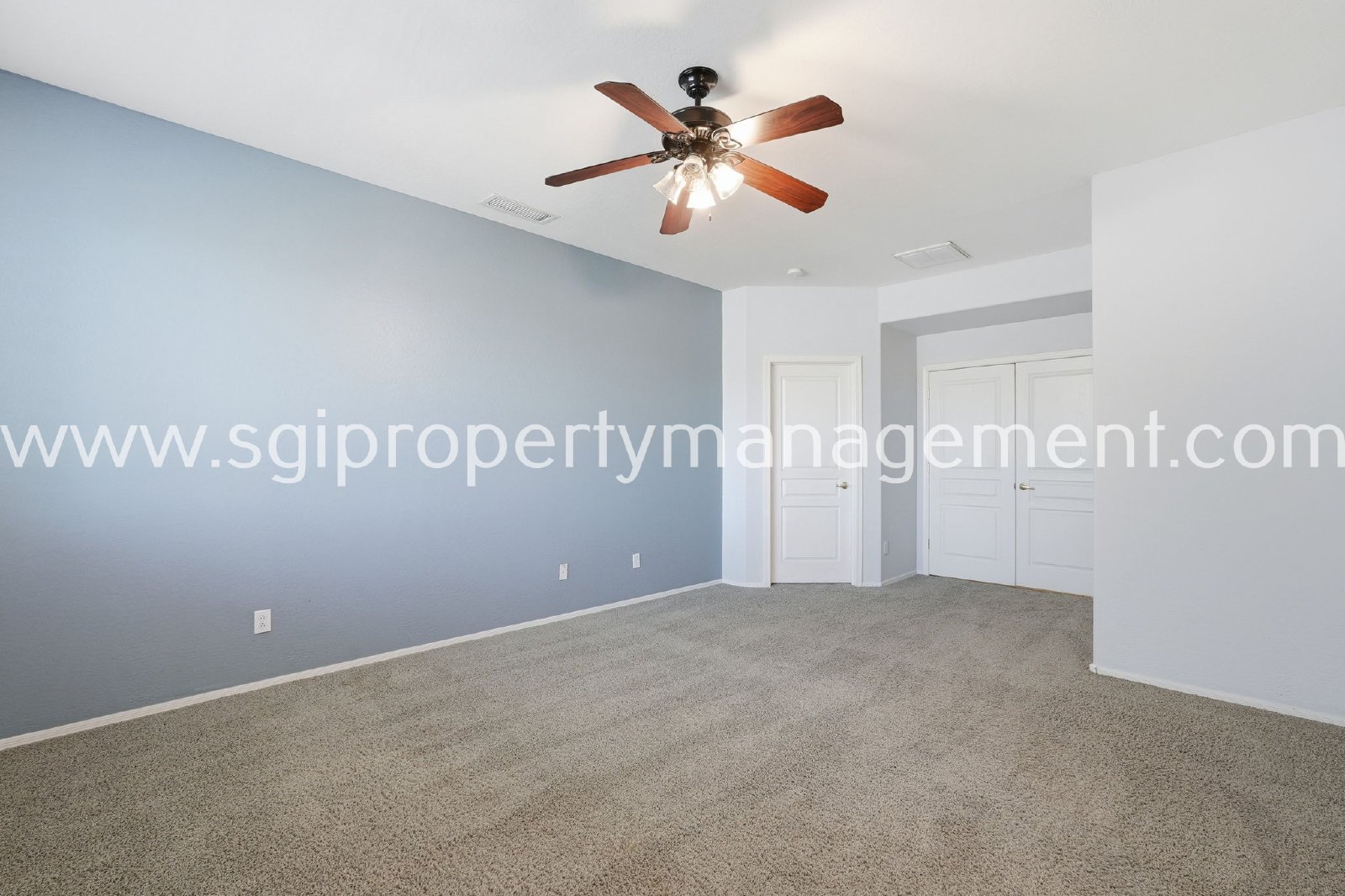 Peoria home with 3 car garage property image