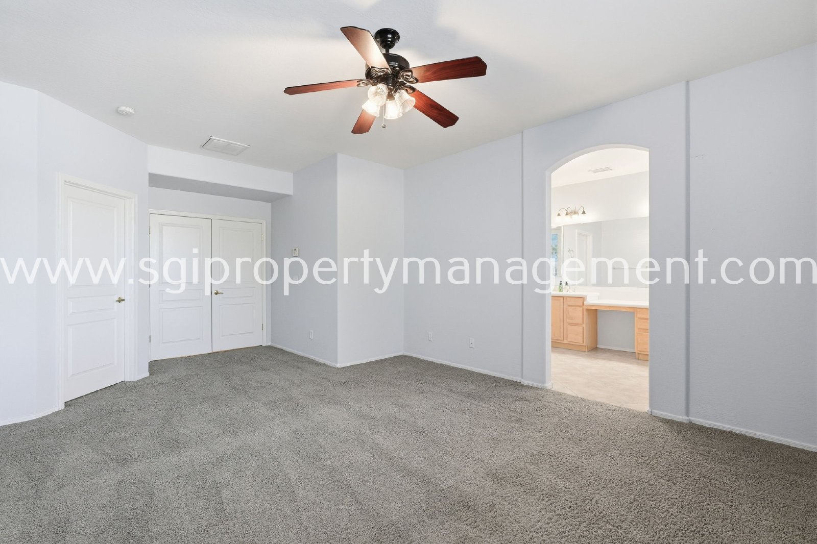 Peoria home with 3 car garage property image