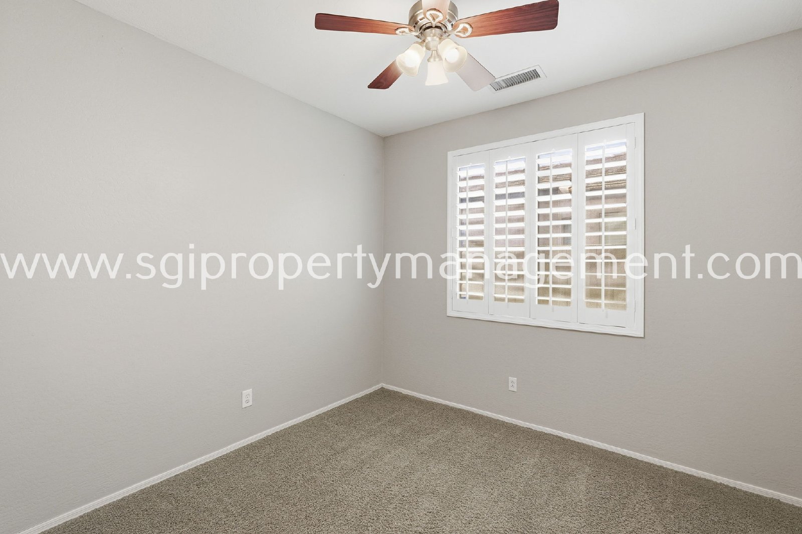 Peoria home with 3 car garage property image