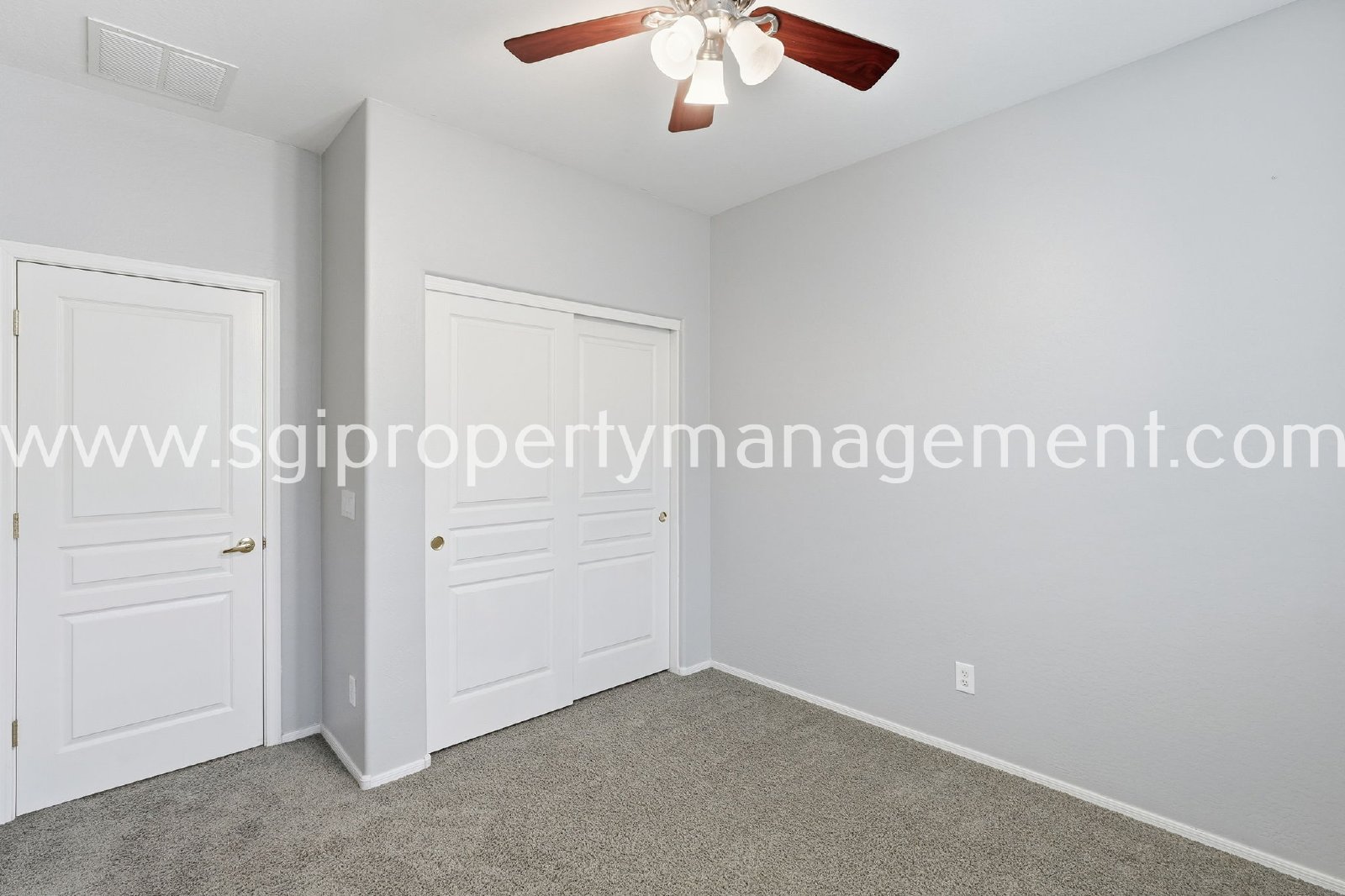 Peoria home with 3 car garage property image