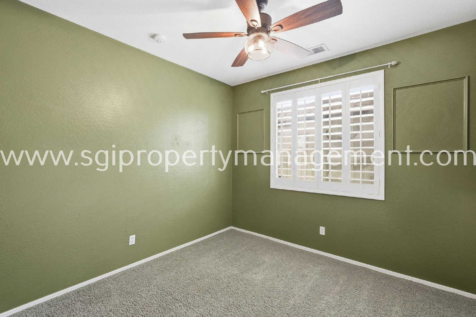 Peoria home with 3 car garage property image