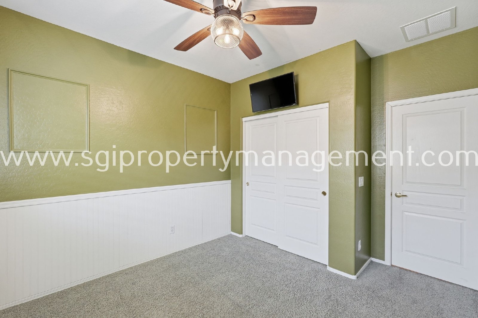 Peoria home with 3 car garage property image