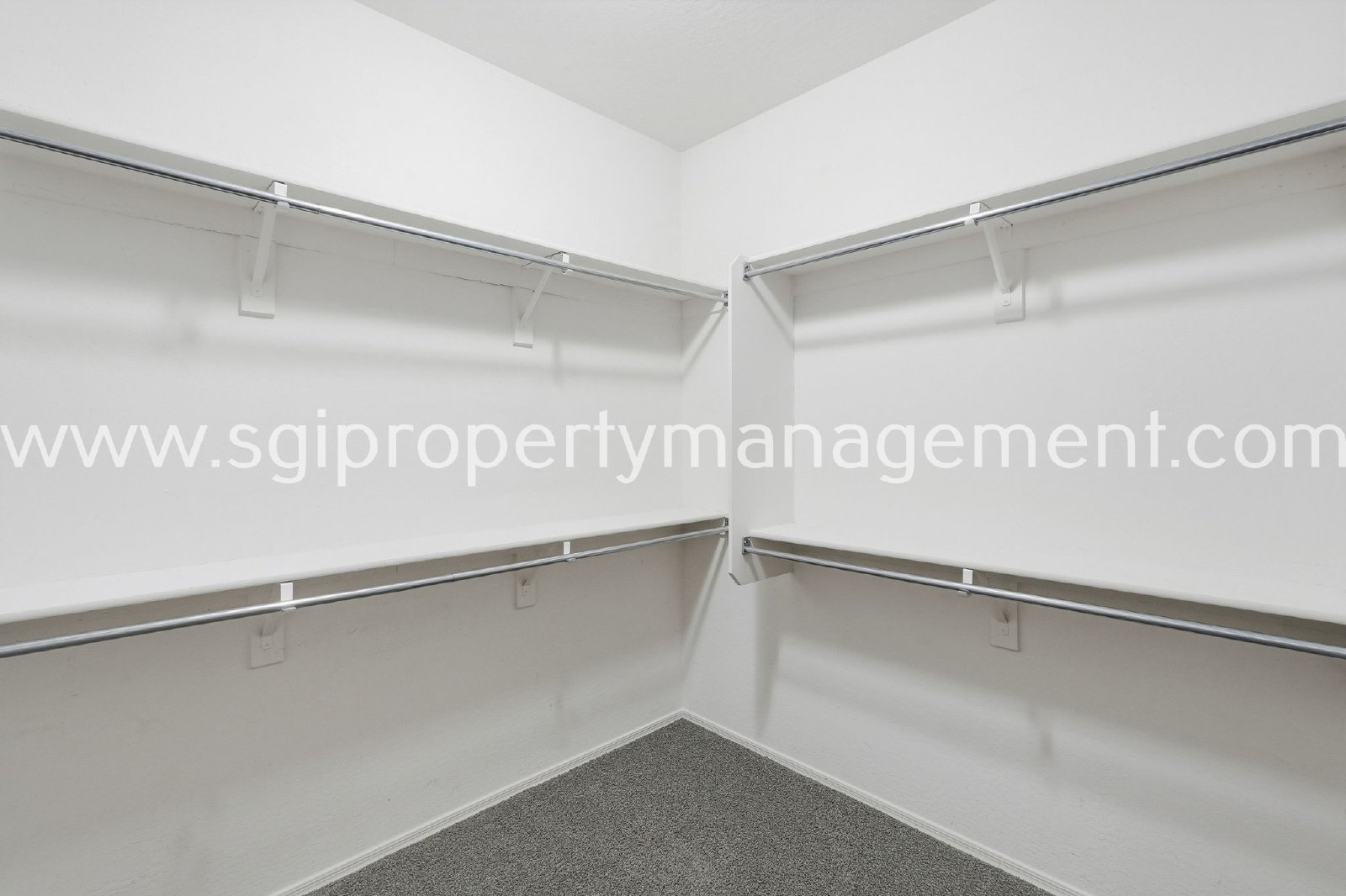 Peoria home with 3 car garage property image