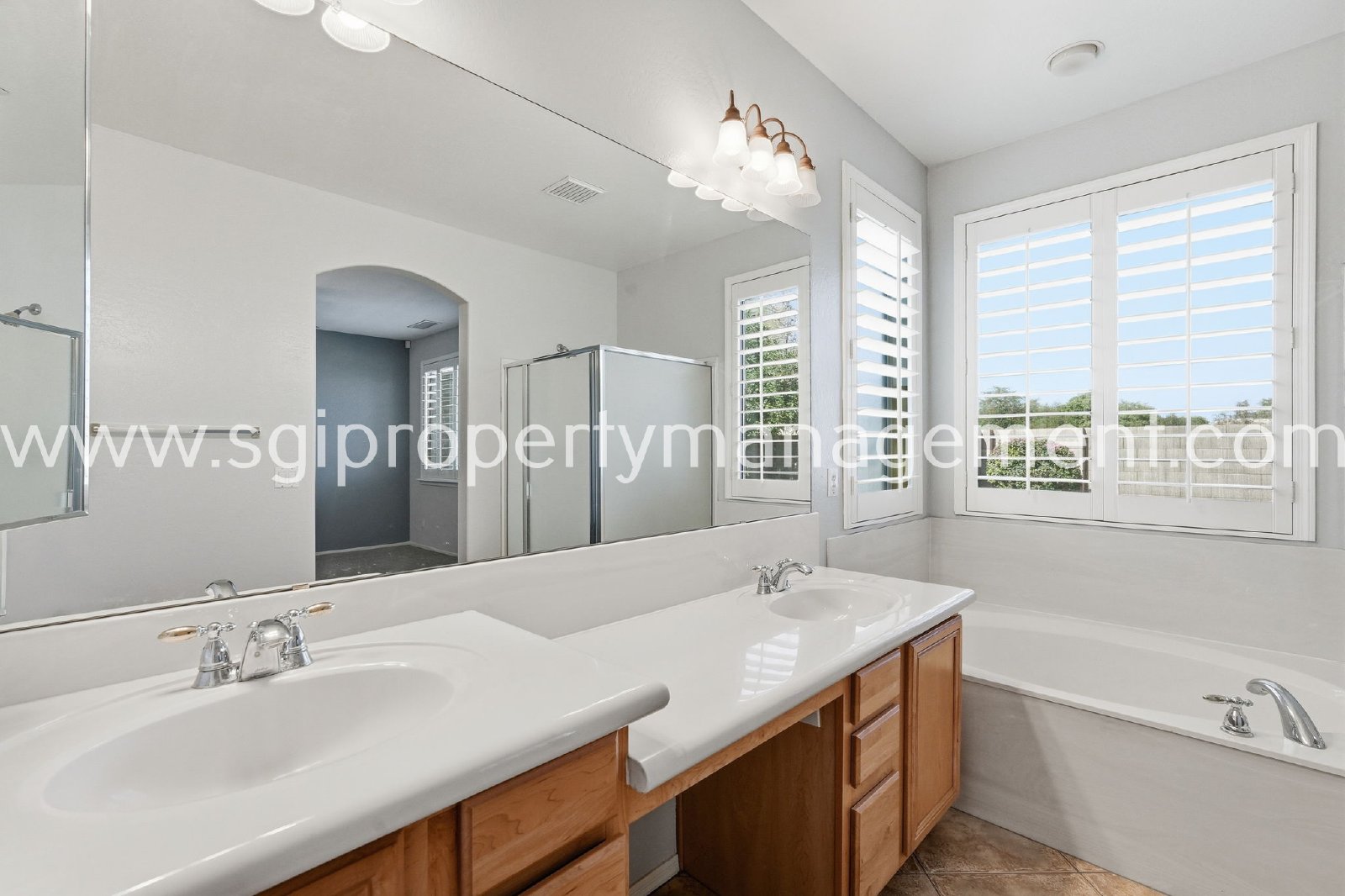 Peoria home with 3 car garage property image