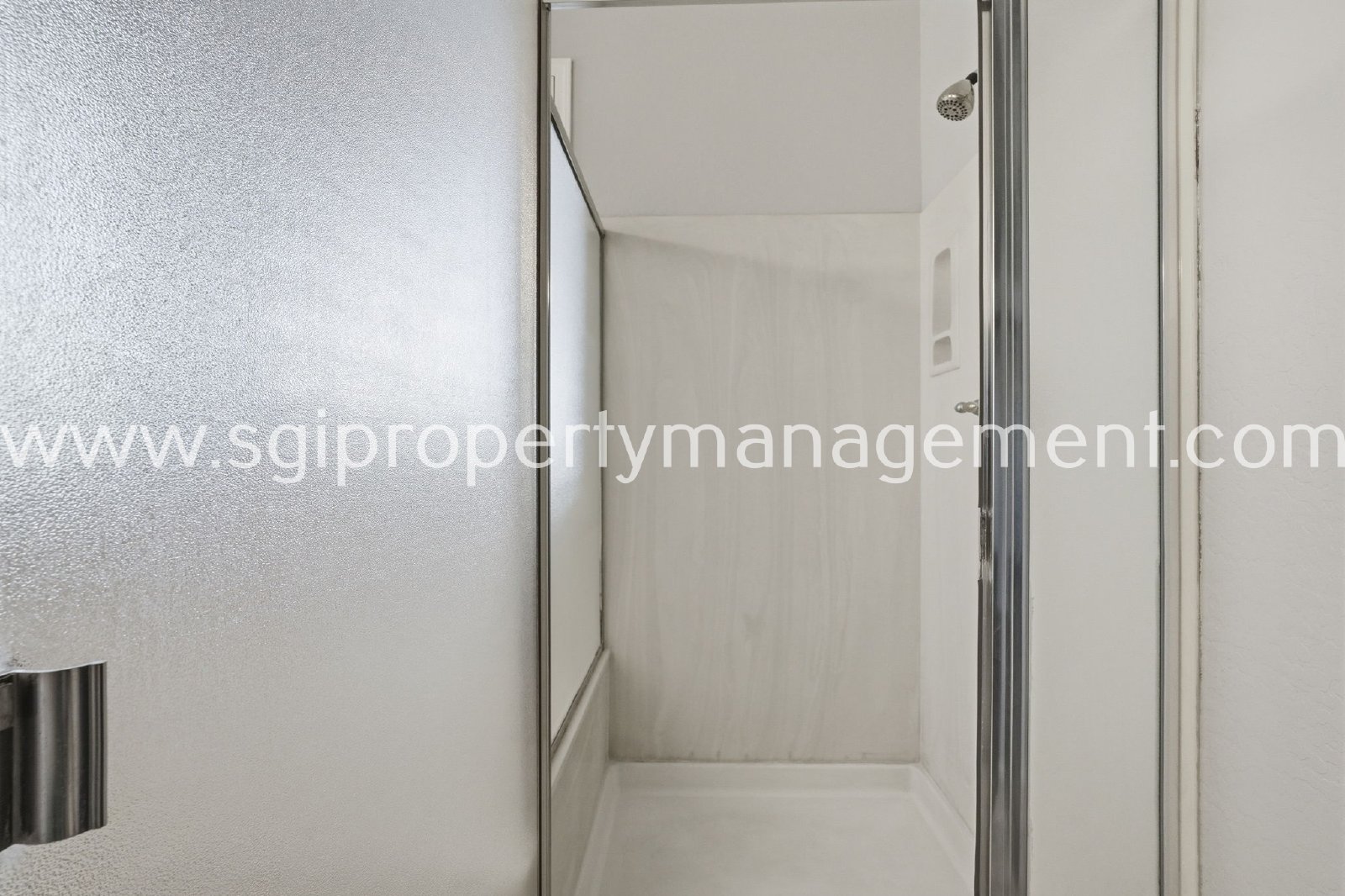 Peoria home with 3 car garage property image