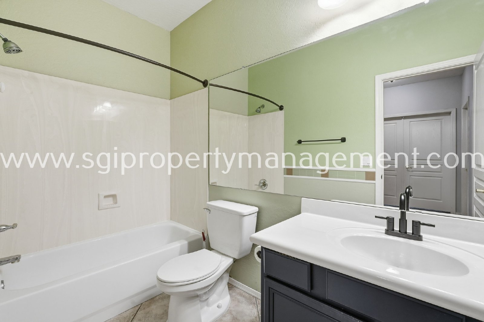 Peoria home with 3 car garage property image