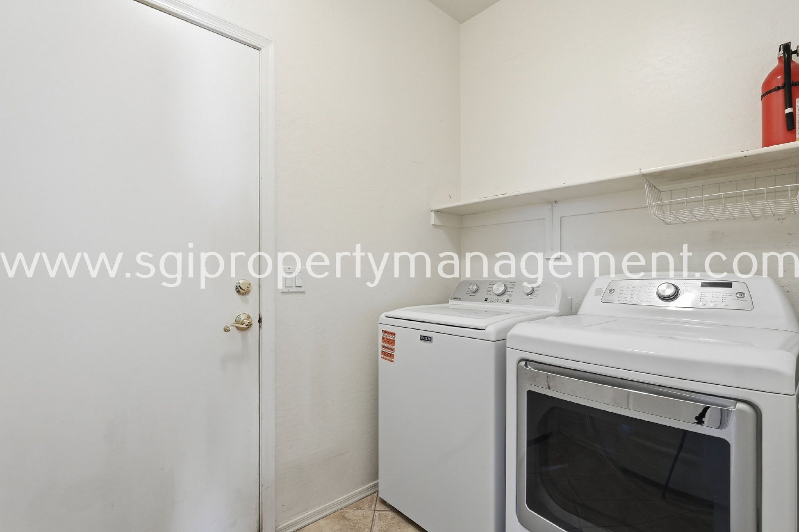 Peoria home with 3 car garage property image