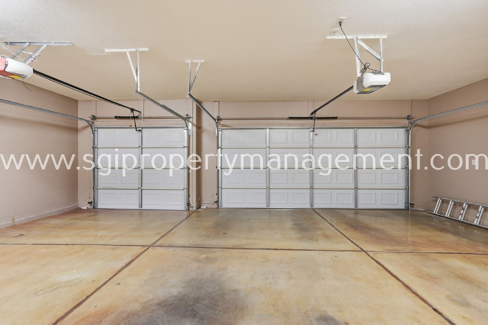Peoria home with 3 car garage property image