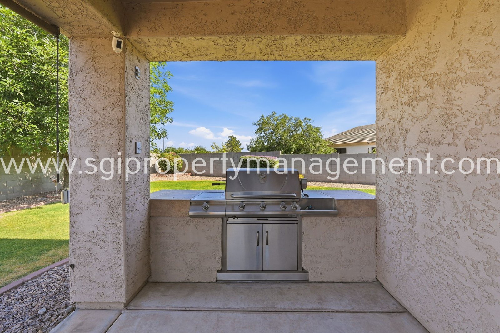 Peoria home with 3 car garage property image