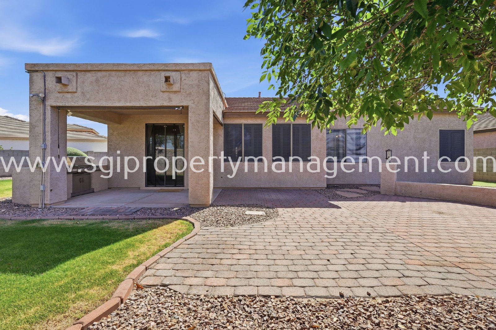 Peoria home with 3 car garage property image