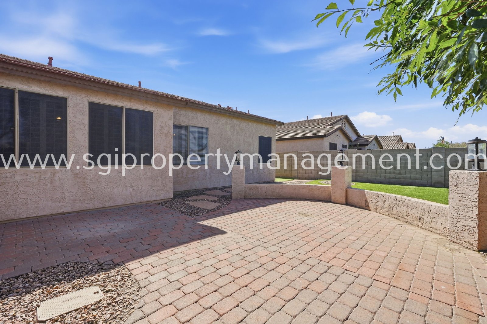 Peoria home with 3 car garage property image