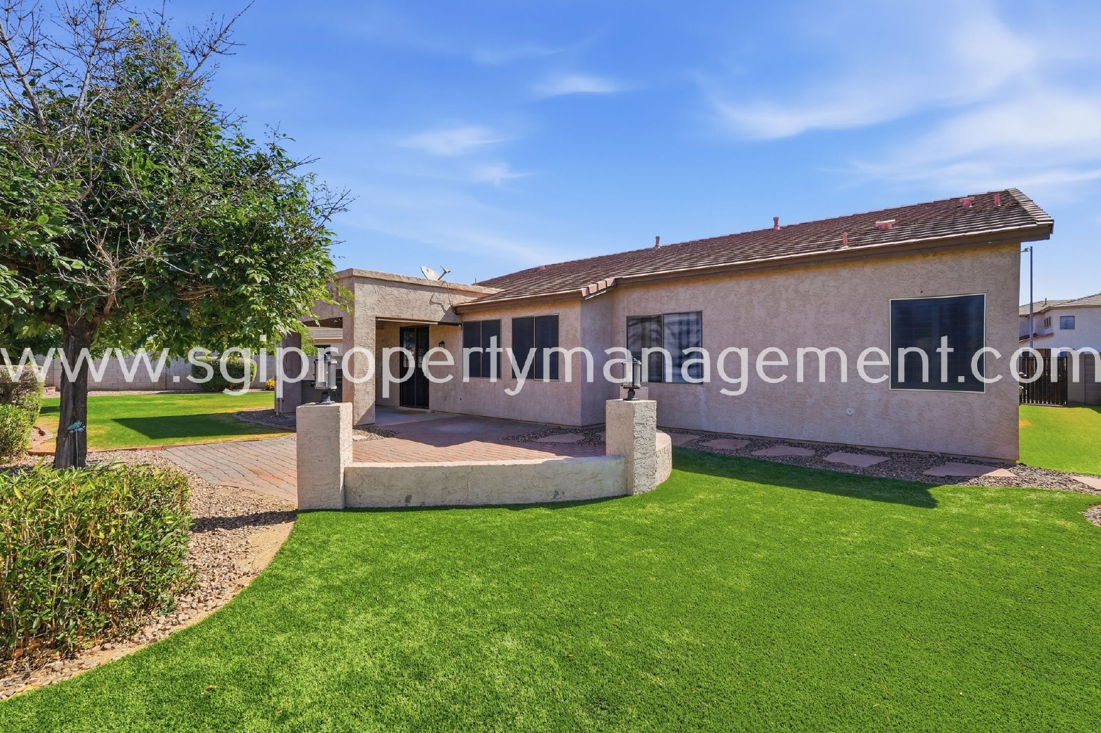 Peoria home with 3 car garage property image