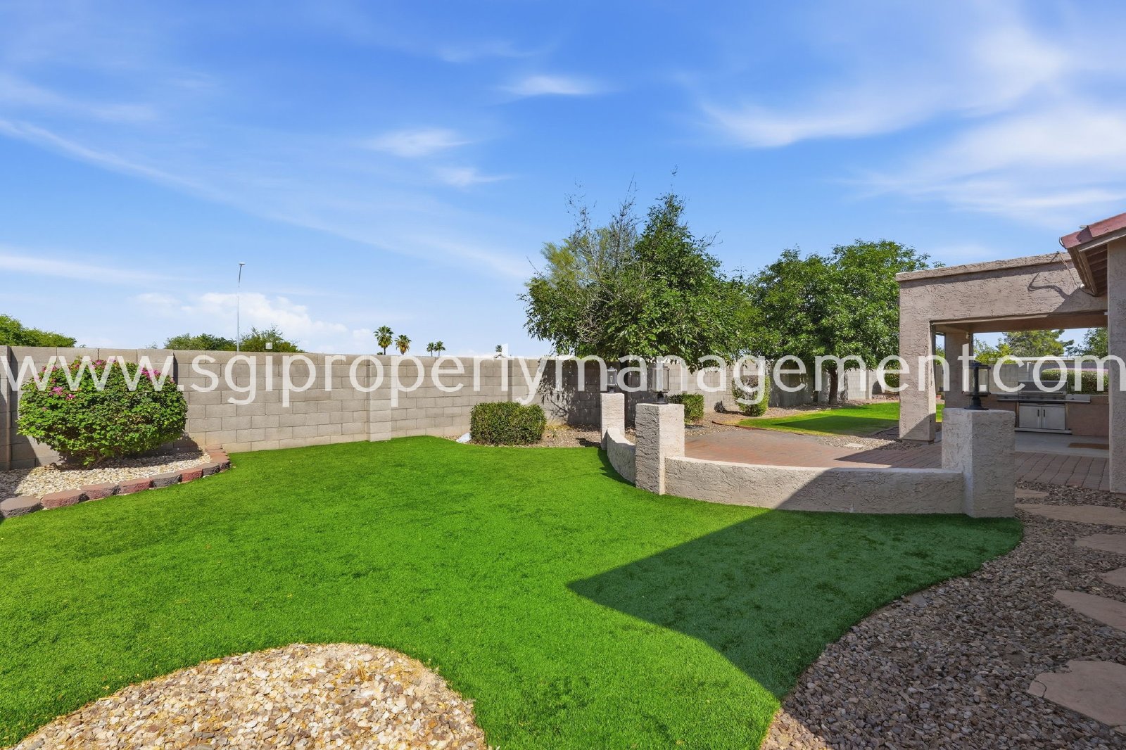 Peoria home with 3 car garage property image