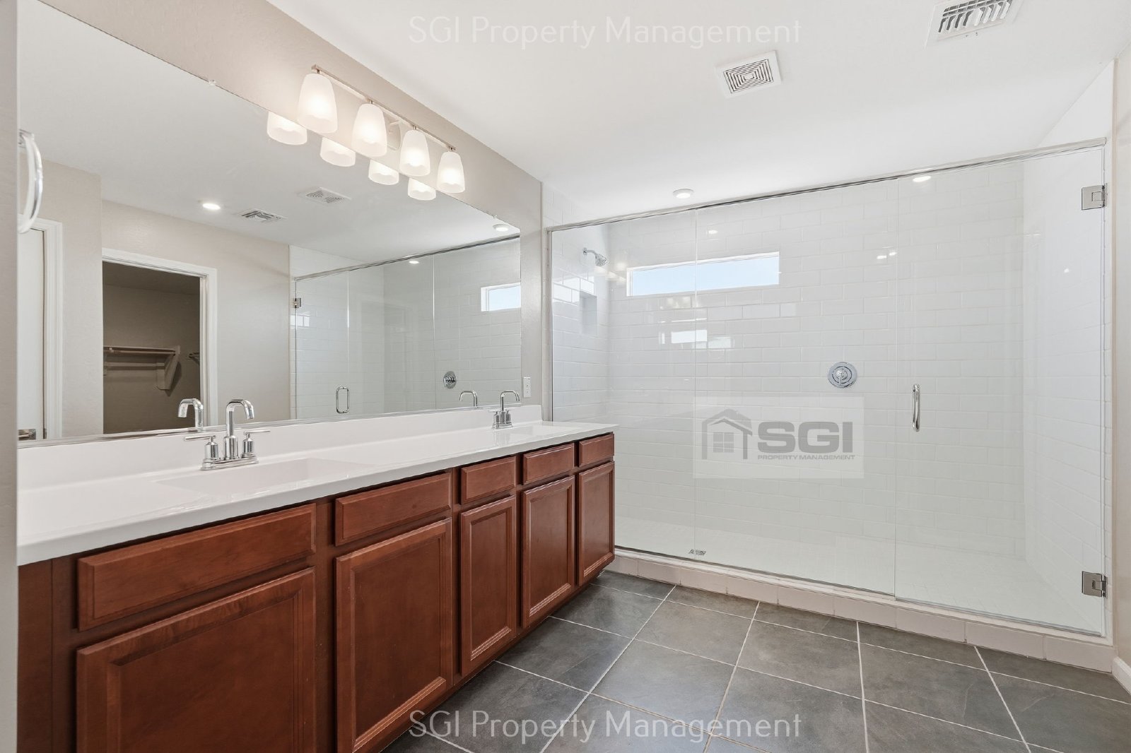 4 BEDROOM 3 BATHROOM SURPRISE HOME. property image