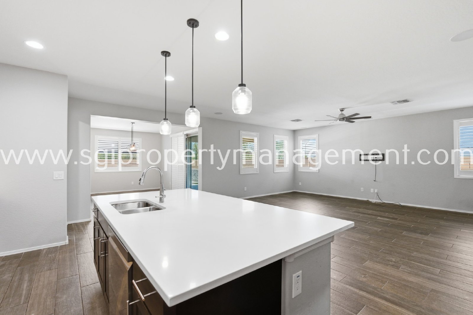Beautiful 5 bedroom in Surprise property image