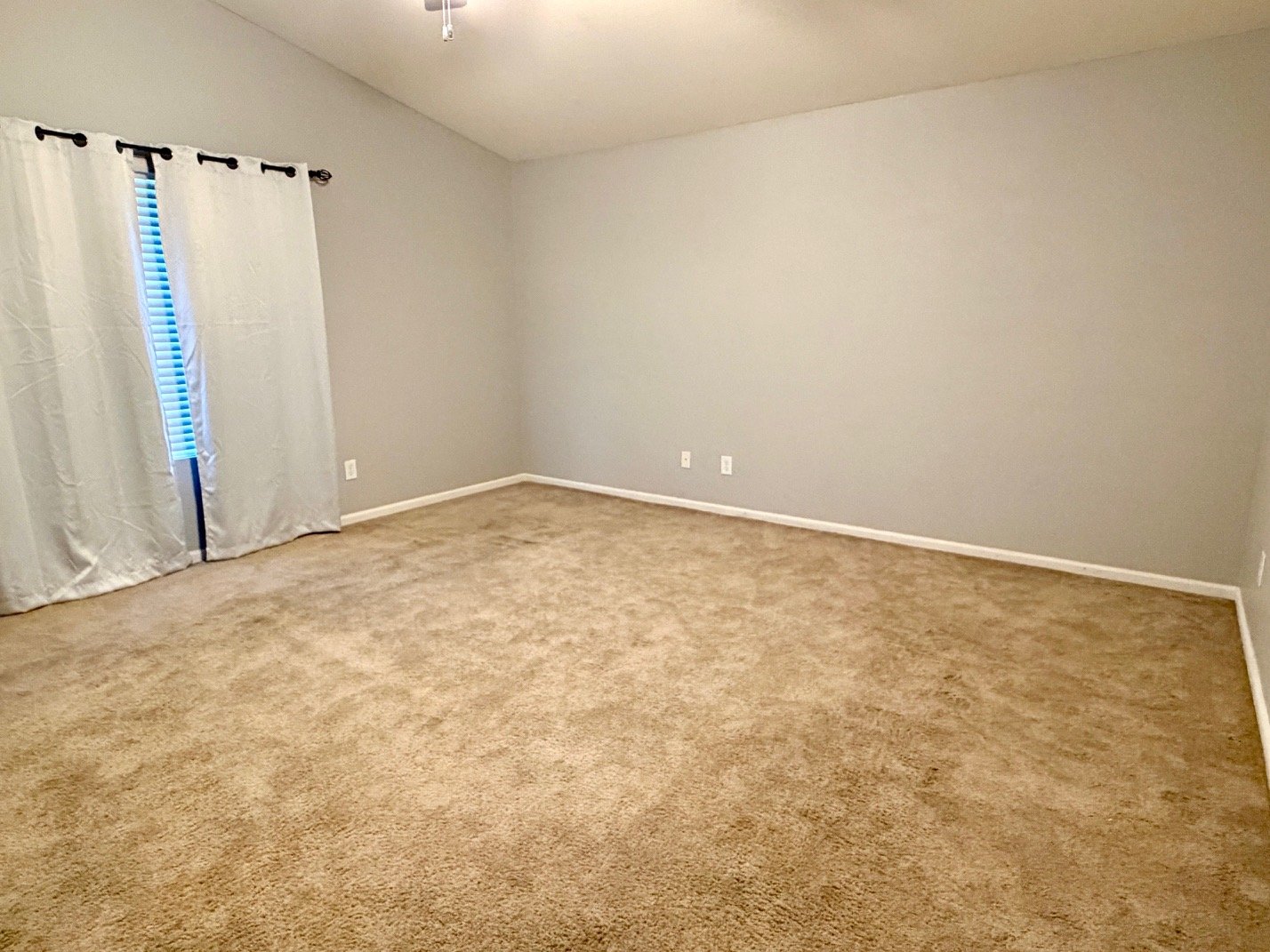 4-BEDROOM HOME CLOSE TO 303 LOOP. property image